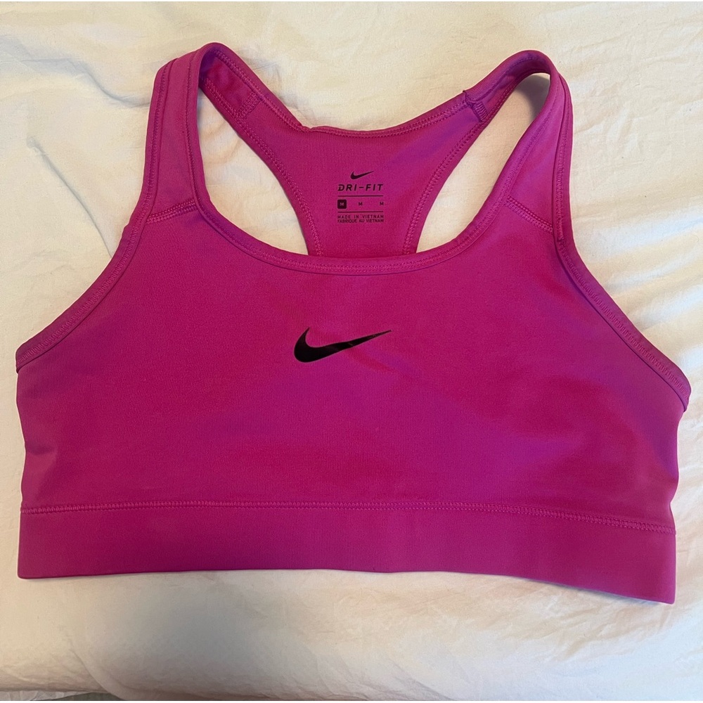 Pink Nike sport bra
Workout